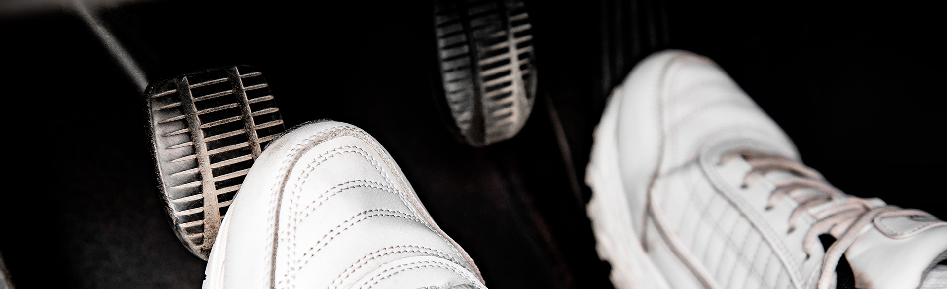 Cómo usar los pedales del coche